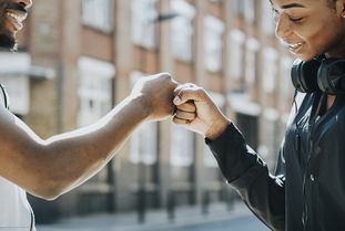 九游娱乐入口-NBA球员比赛中非语言沟通方式及战术作用，nba说话